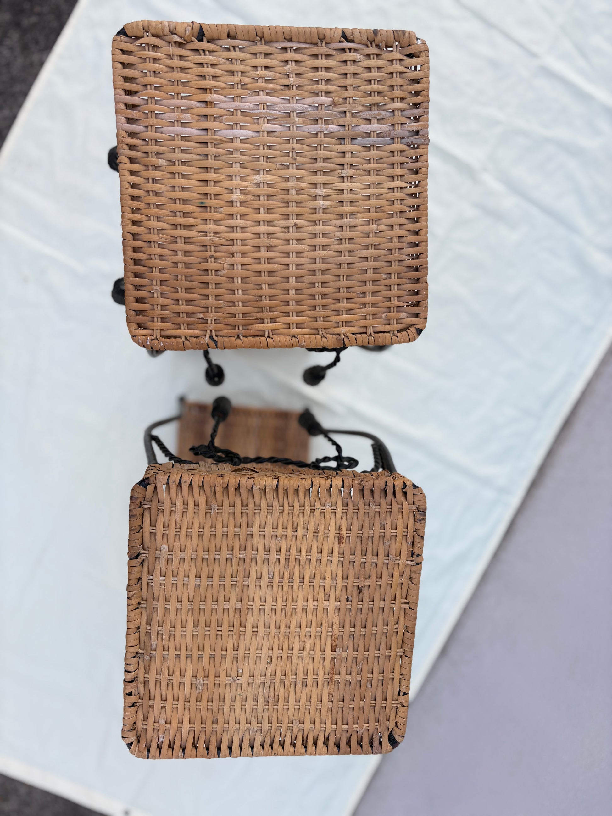 4er Set Vintage Pflanzenständer aus Rattan &amp; Eisen – Mid-Century – 70 cm - Artikelbild von Fummel & Gedöns Secondhand-Store