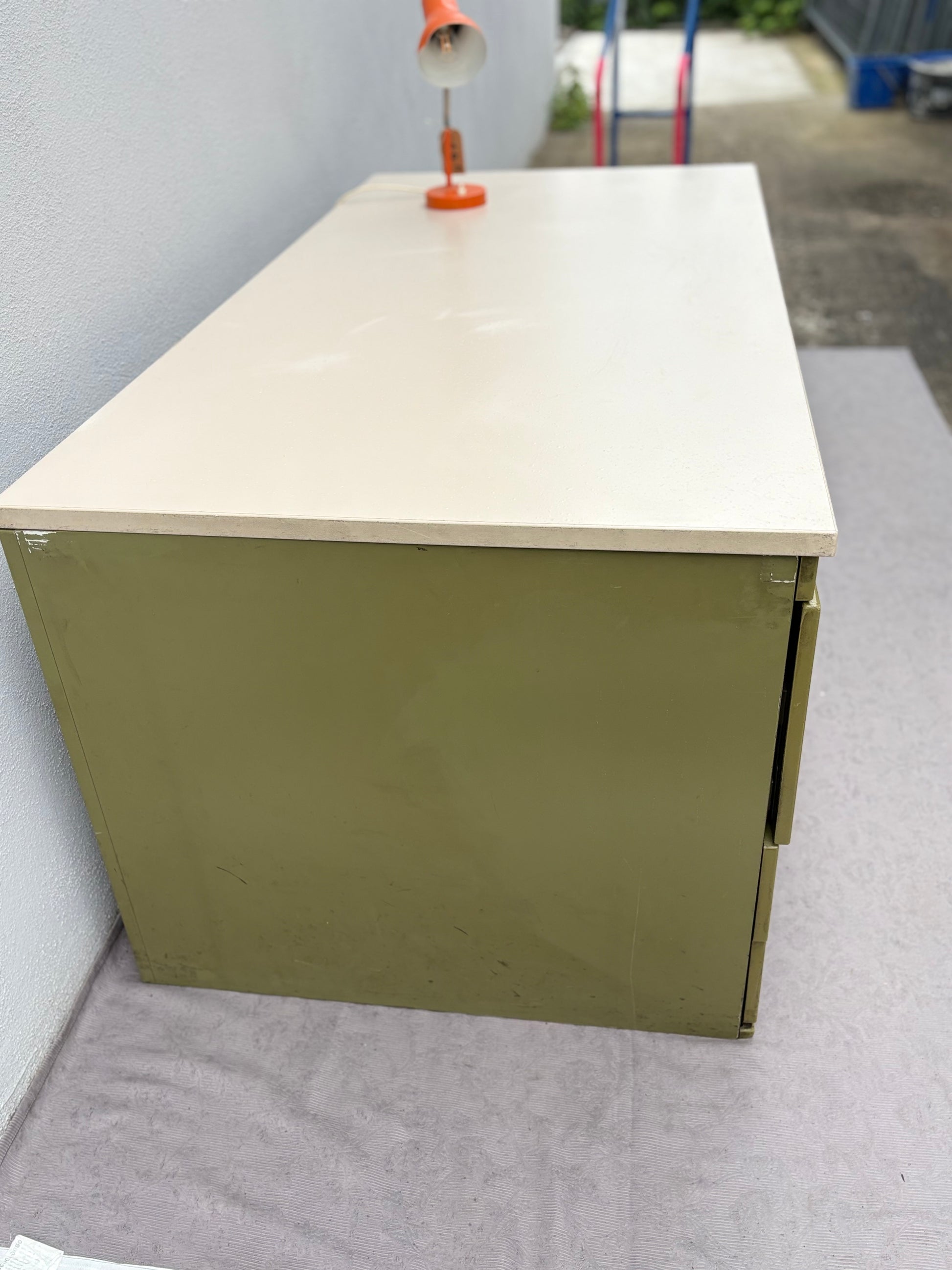 Olivgrüner Werkstatt-Schreibtisch im Industrial-Stil - Artikelbild von Fummel & Gedöns Secondhand-Store