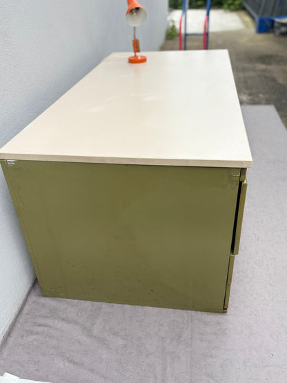 Olivgrüner Werkstatt-Schreibtisch im Industrial-Stil