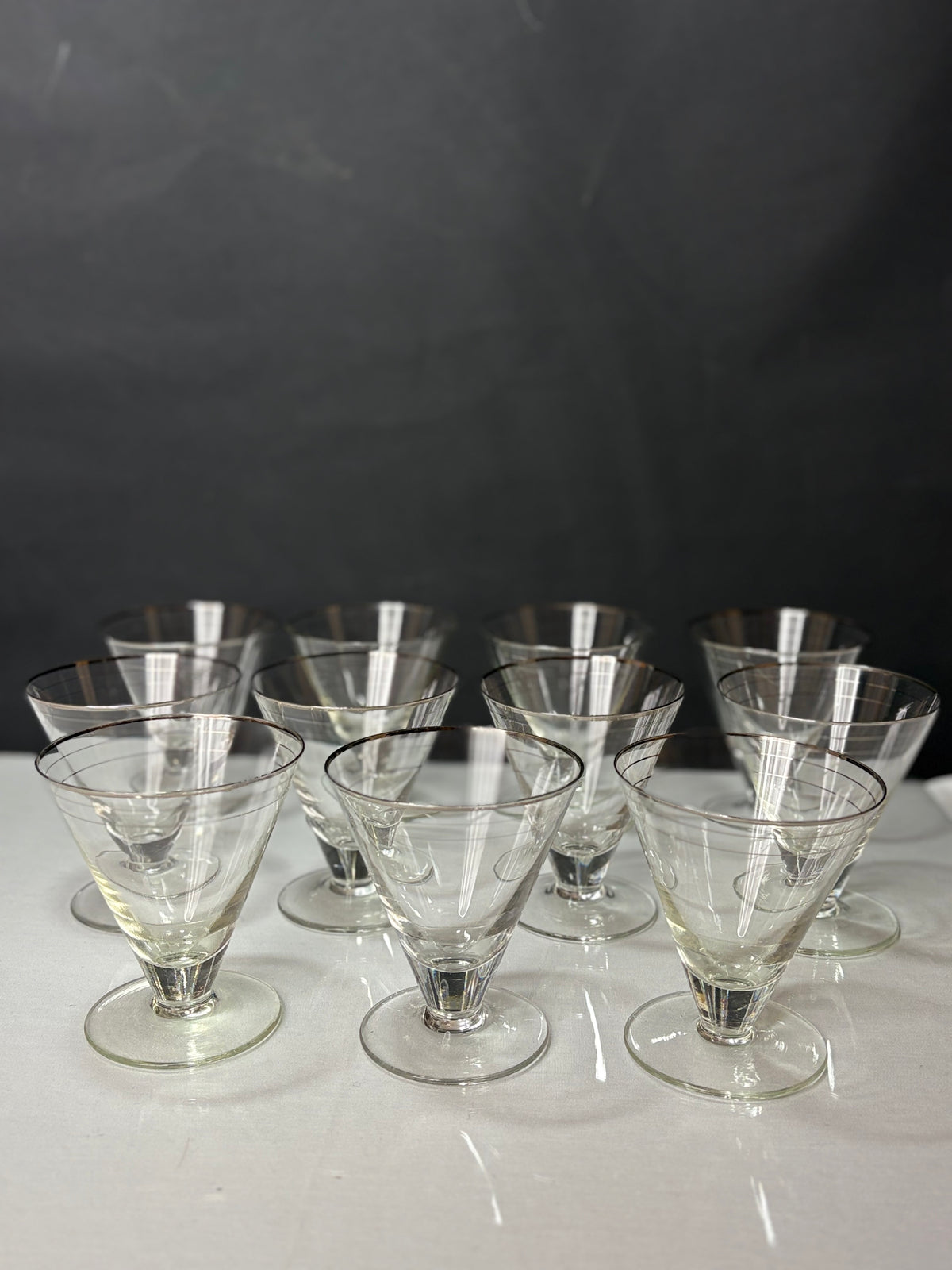 11er Set Vintage Cocktail-Gläser mit Silberrand & Liniendekor – Produktfoto 1