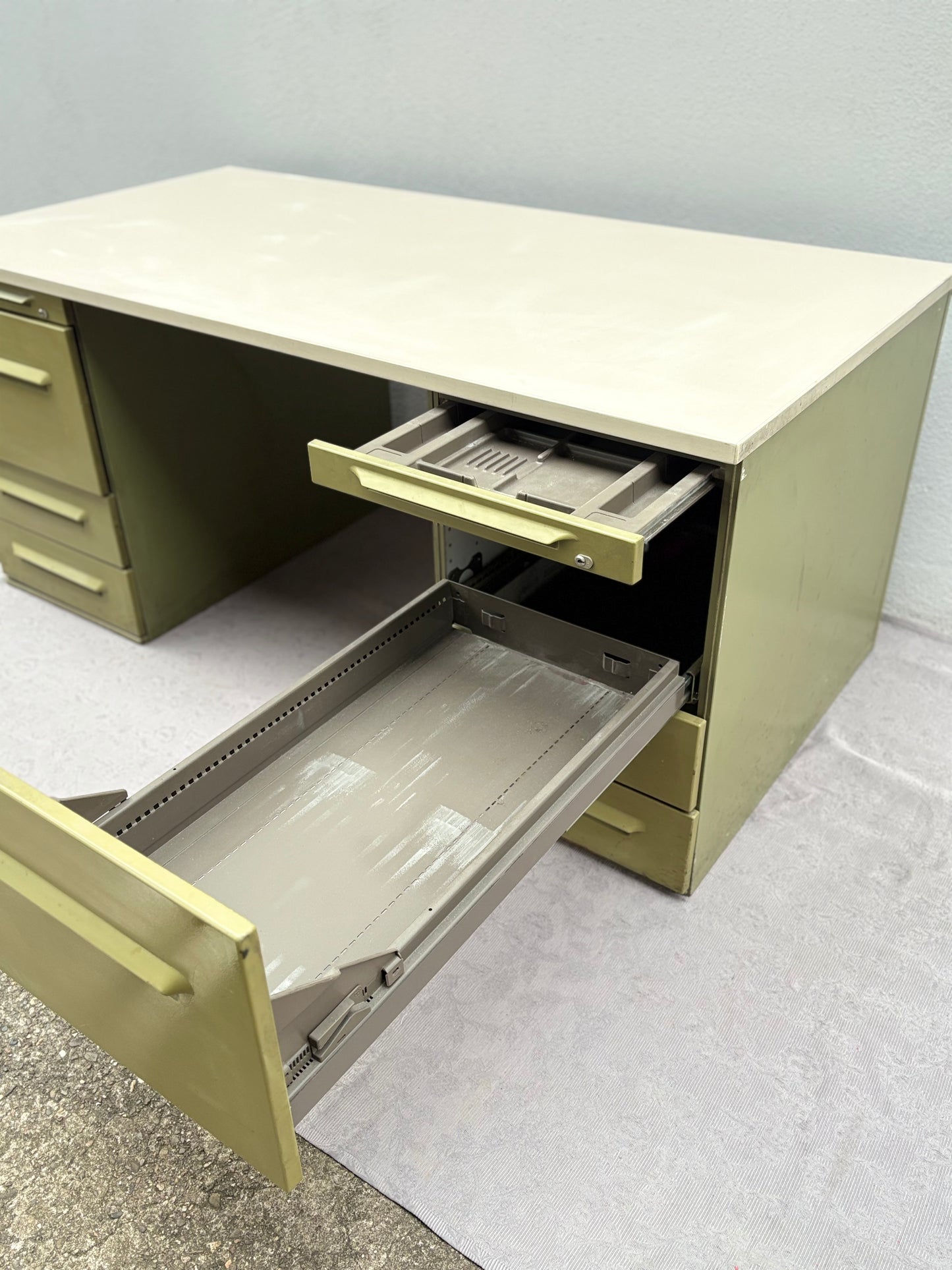 Olivgrüner Werkstatt-Schreibtisch im Industrial-Stil