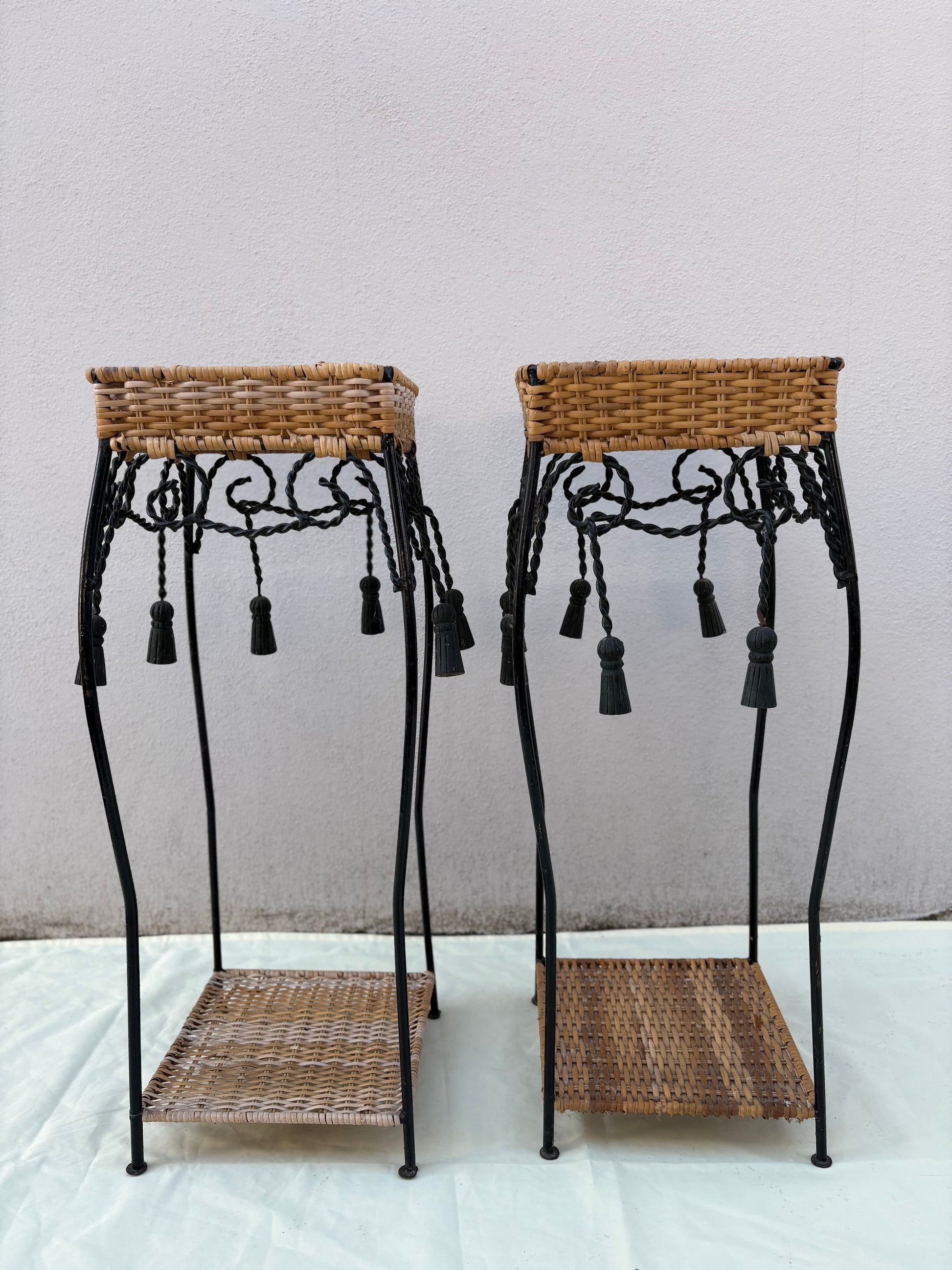 4er Set Vintage Pflanzenständer aus Rattan &amp; Eisen – Mid-Century – 70 cm - Artikelbild von Fummel & Gedöns Secondhand-Store