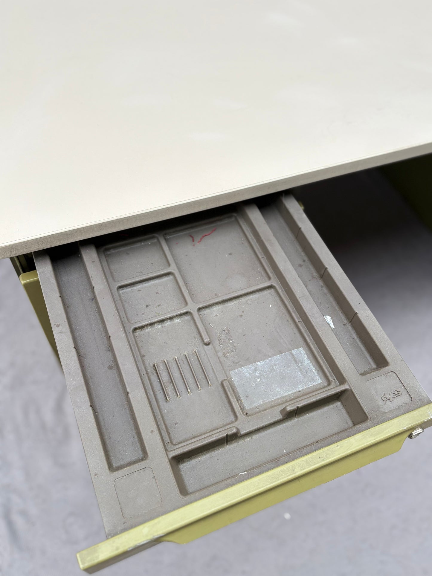 Olivgrüner Werkstatt-Schreibtisch im Industrial-Stil
