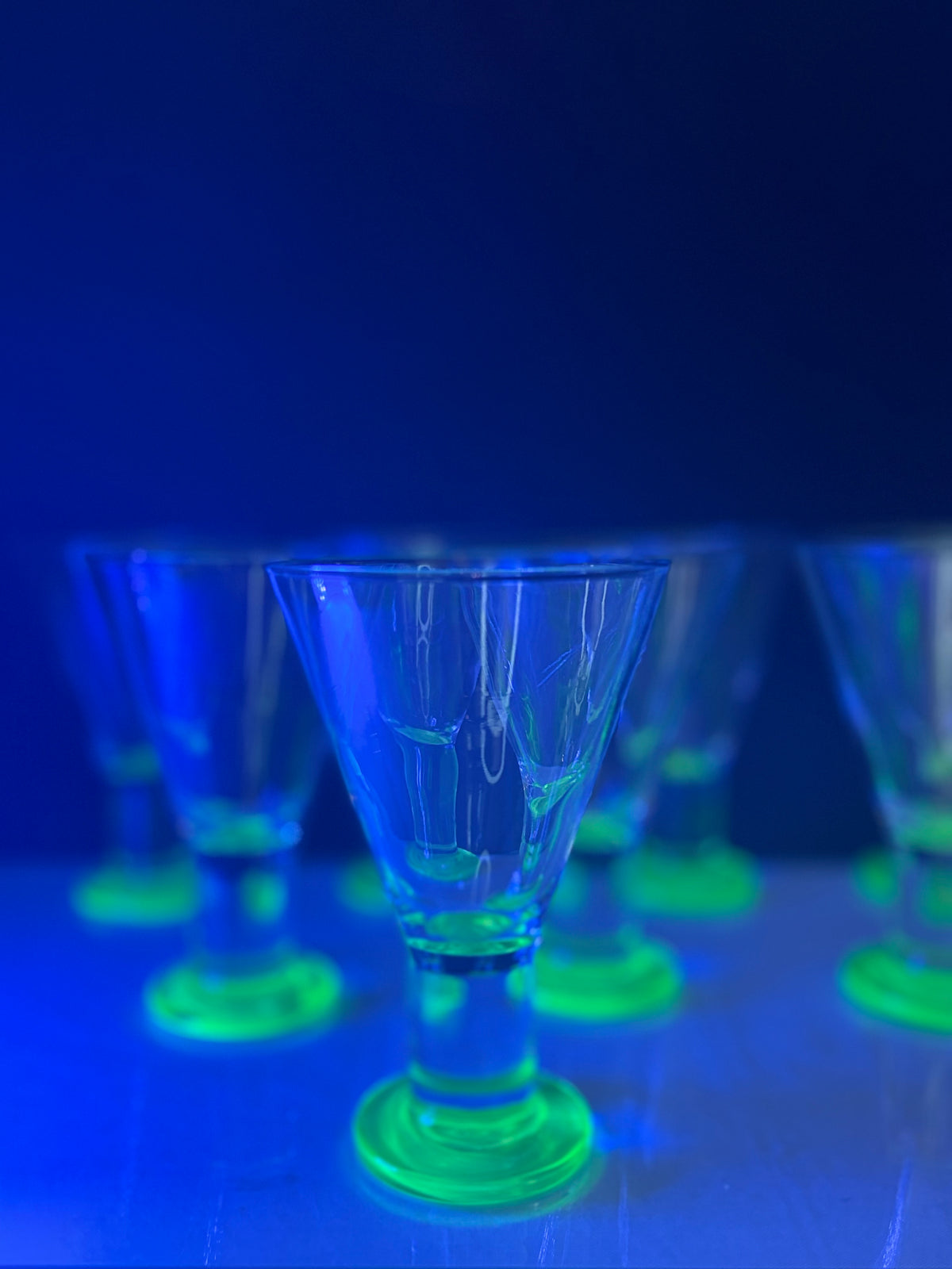 11 Vintage Uranglas Cocktailgläser mit grünem Fuß – H 14,5 cm - Artikelbild von Fummel & Gedöns Secondhand-Store