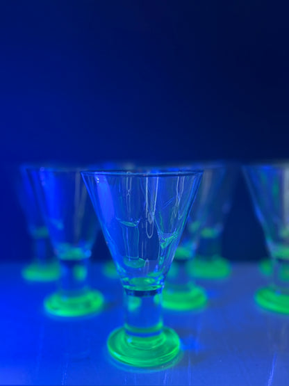 11 Vintage Uranglas Cocktailgläser mit grünem Fuß – Produktfoto 3