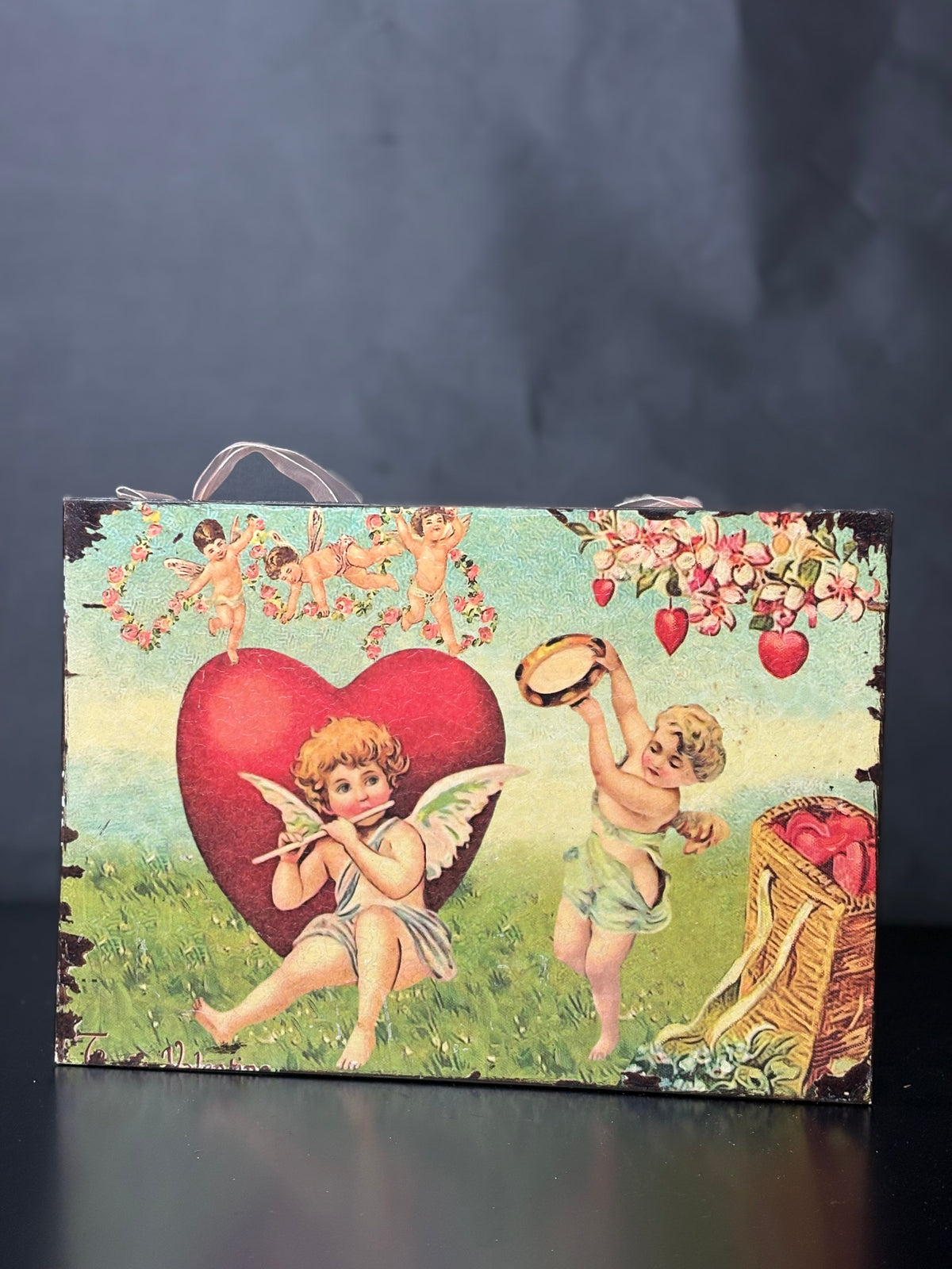 Metallschild mit Liebesengeln und Herzen – Reproduktion nach Valentinskarte von 1910 - Artikelbild von Fummel & Gedöns Secondhand-Store