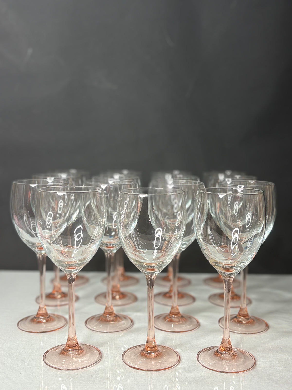 15er Set Weingläser mit roséfarbenem Stiel – Frankreich, 1980er Jahre - Artikelbild von Fummel & Gedöns Secondhand-Store