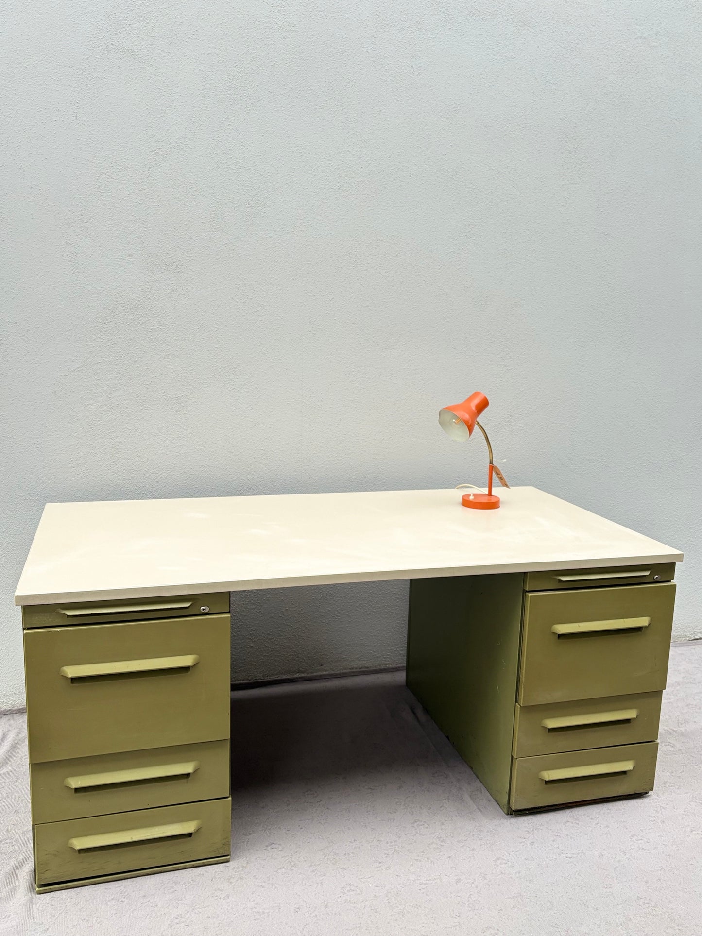 Olivgrüner Werkstatt-Schreibtisch im Industrial-Stil
