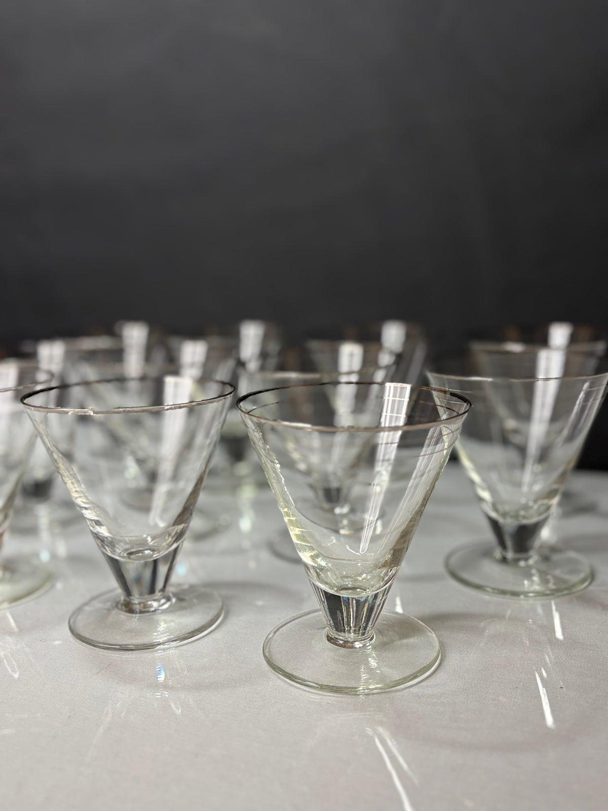 11er Set Vintage Cocktail-Gläser mit Silberrand & Liniendekor – Produktfoto 2