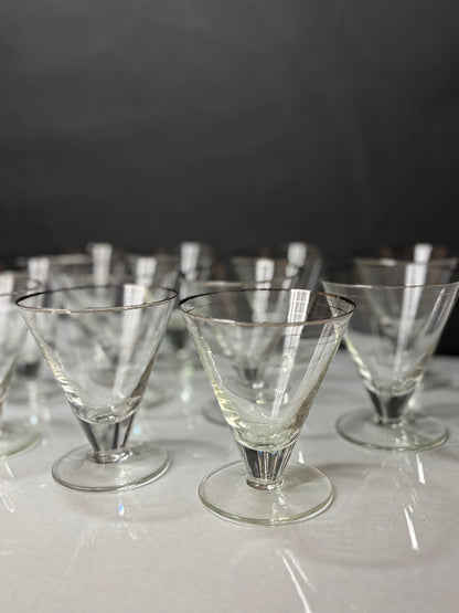 11er Set Vintage Cocktail-Gläser mit Silberrand & Liniendekor – Produktfoto 2