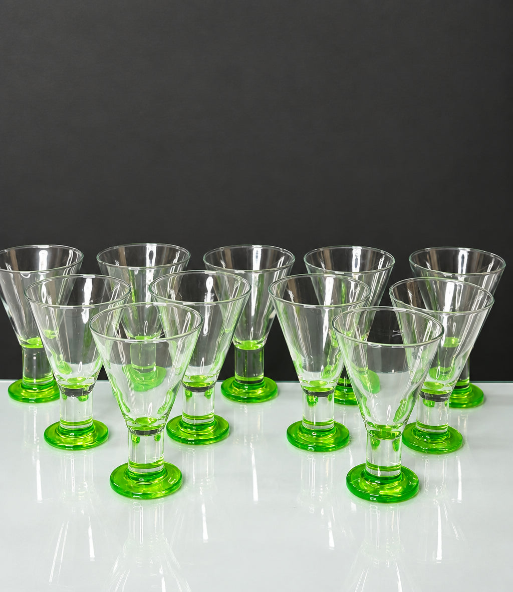 11 Vintage Uranglas Cocktailgläser mit grünem Fuß – Produktfoto 1