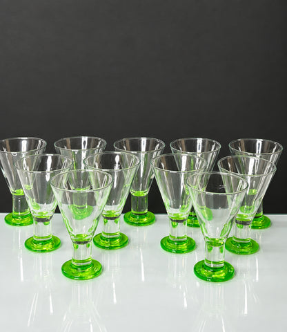 11 Vintage Uranglas Cocktailgläser mit grünem Fuß – Produktfoto 1