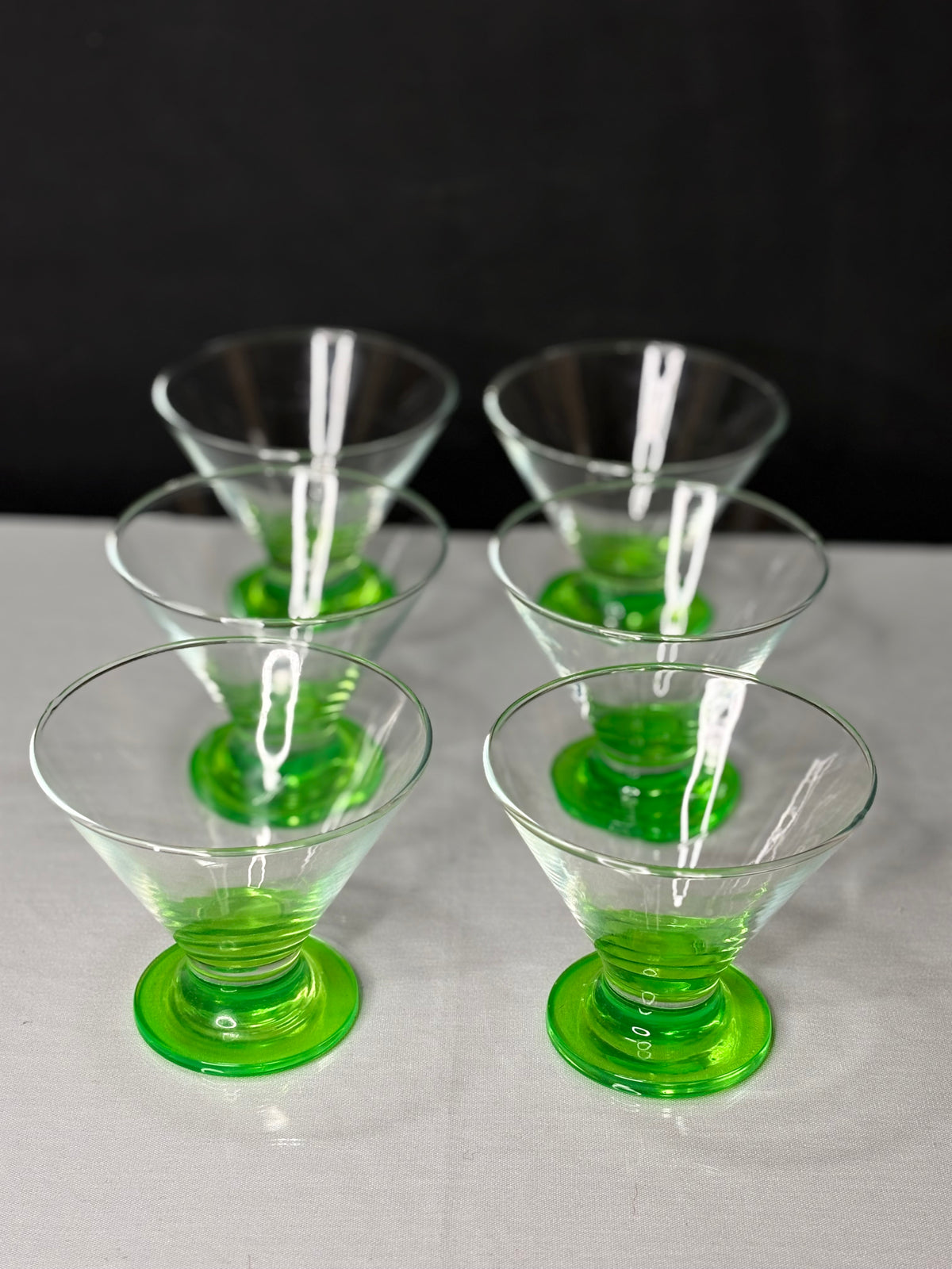 Vintage Uranglas Dessertschale mit grünem Fuß – H 9 cm