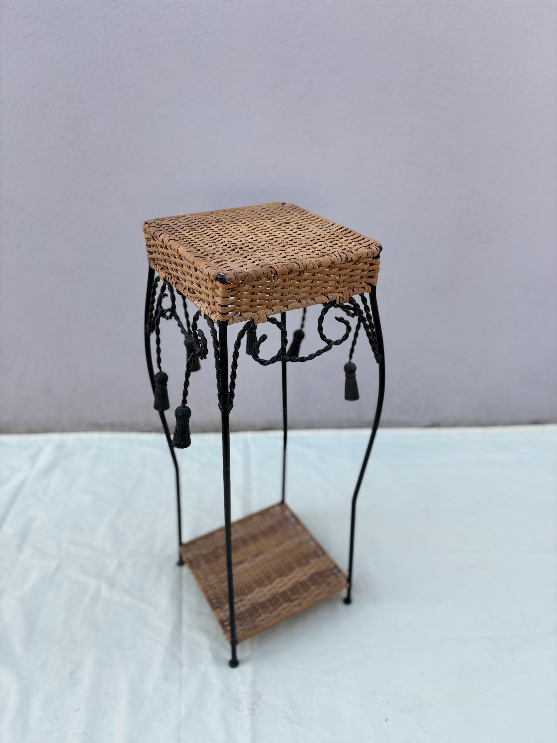 4er Set Vintage Pflanzenständer aus Rattan &amp; Eisen – Mid-Century – 70 cm - Artikelbild von Fummel & Gedöns Secondhand-Store