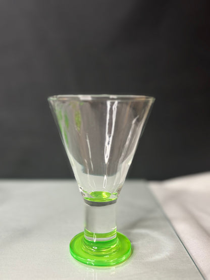 11 Vintage Uranglas Cocktailgläser mit grünem Fuß – Produktfoto 7