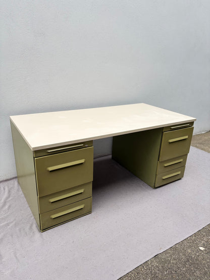 Olivgrüner Werkstatt-Schreibtisch im Industrial-Stil