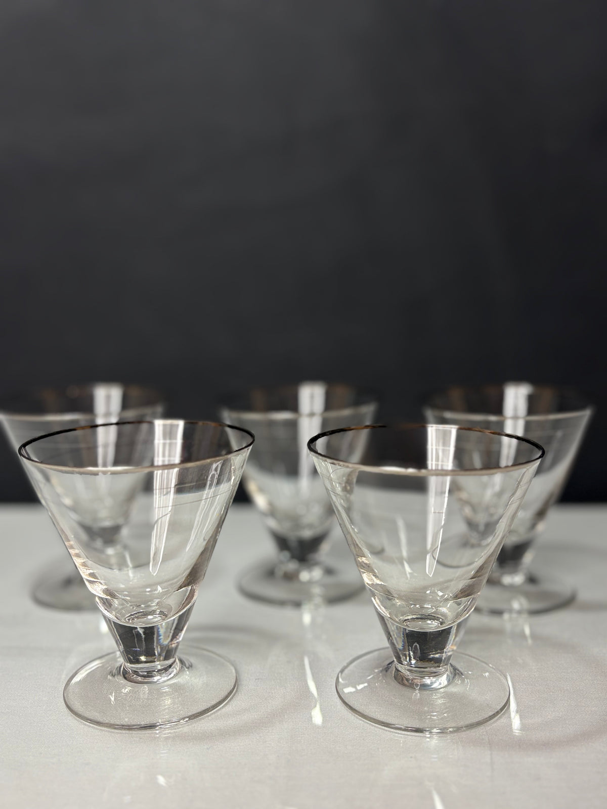 5er Set Vintage Cocktail-Gläser mit Silberrand &amp; Liniendekor, 1940er–1960er - Artikelbild von Fummel & Gedöns Secondhand-Store