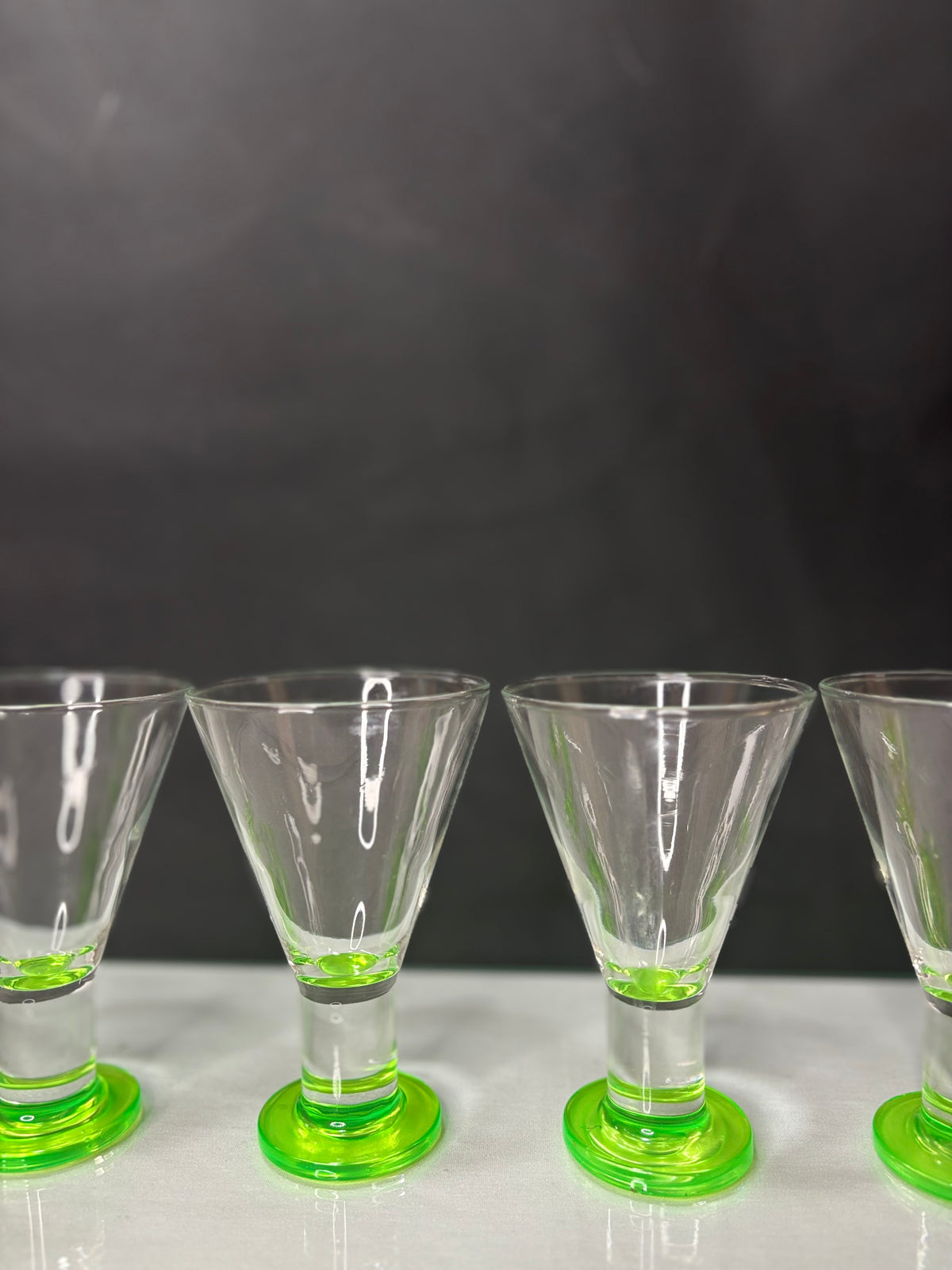 11 Vintage Uranglas Cocktailgläser mit grünem Fuß – H 14,5 cm - Artikelbild von Fummel & Gedöns Secondhand-Store