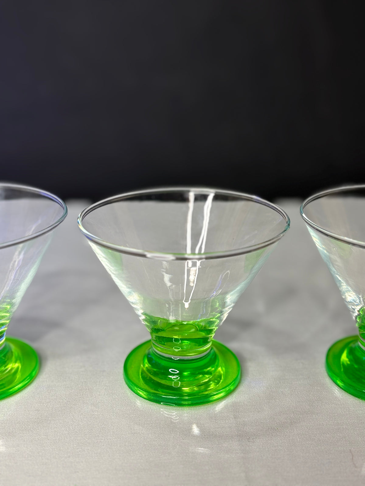 Vintage Uranglas Dessertschale mit grünem Fuß – H 9 cm