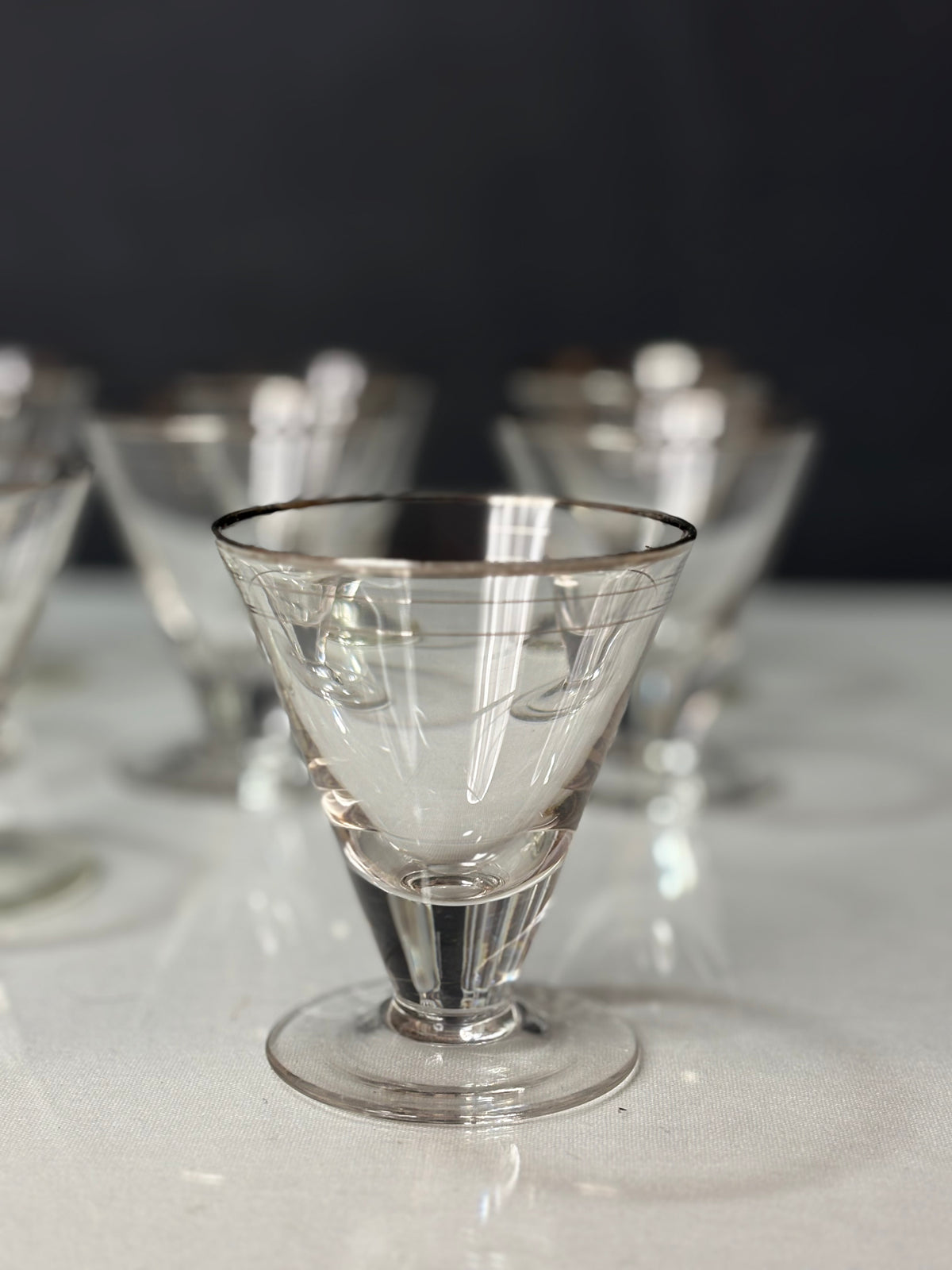 Vintage-Cocktailglas mit Silberrand und umlaufendem Liniendekor – Detailansicht