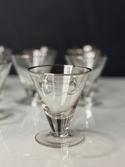 Vintage-Cocktailglas mit Silberrand und umlaufendem Liniendekor – Detailansicht