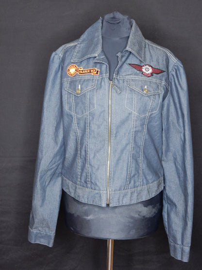 Dunkelblaue Jeansjacke mit Aufnähern