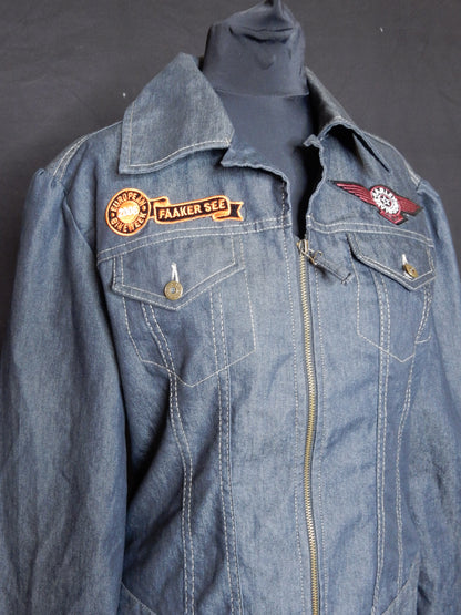 Dunkelblaue Jeansjacke mit Aufnähern