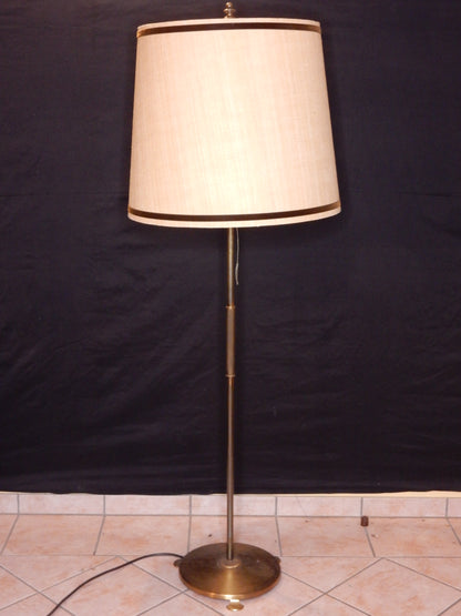 Große Stehlampe mit Stoffschirm