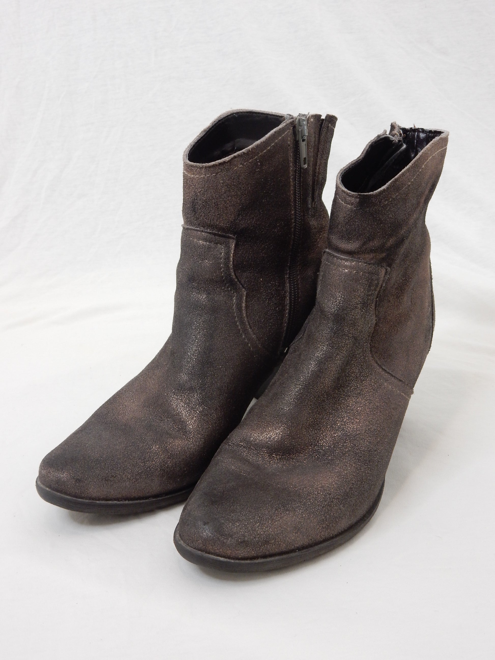 Stiefeletten mit Metallic-Glanz von Tamaris - Artikelbild von Fummel & Gedöns Secondhand-Store