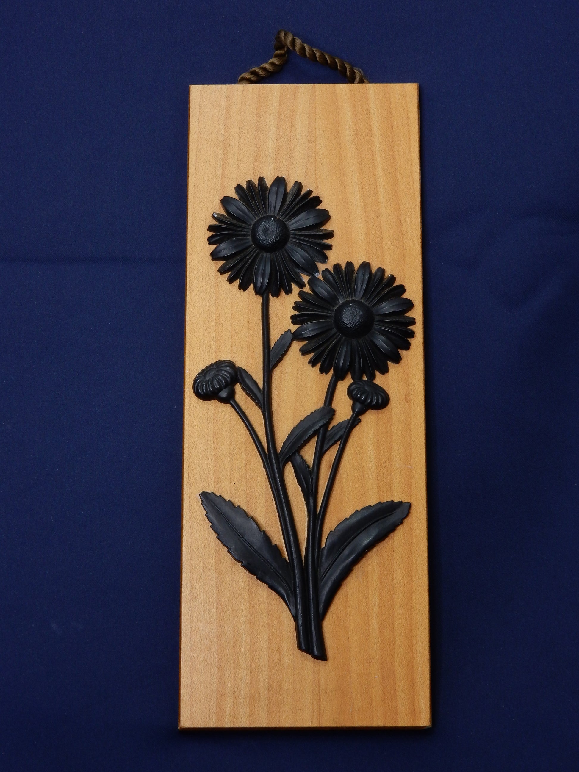 Holzfliese mit Blumenmuster - Artikelbild von Fummel & Gedöns Secondhand-Store