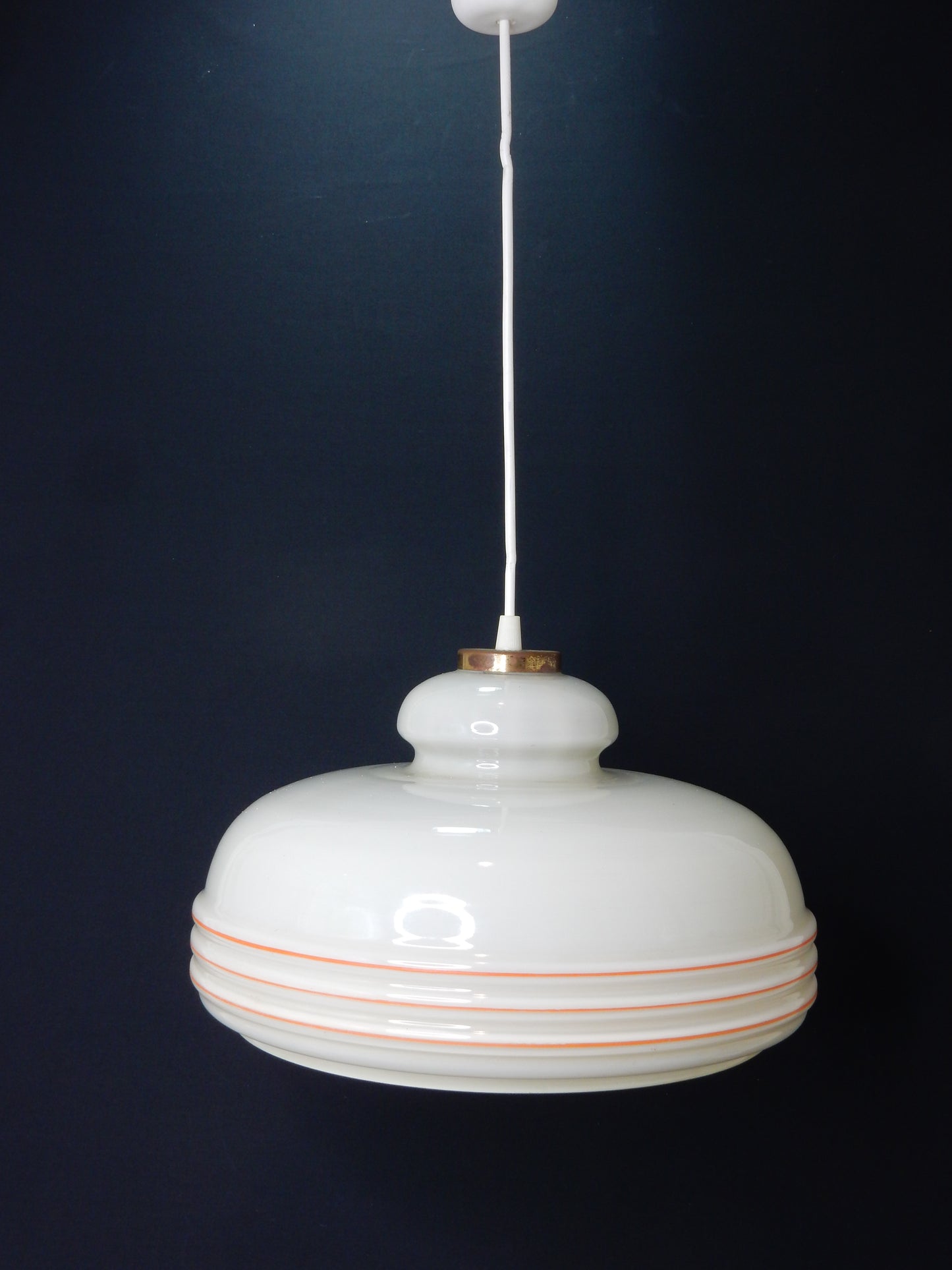 Mid-Century Pendelleuchte aus Milchglas mit dekorativen Streifen