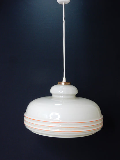 Mid-Century Pendelleuchte aus Milchglas mit dekorativen Streifen