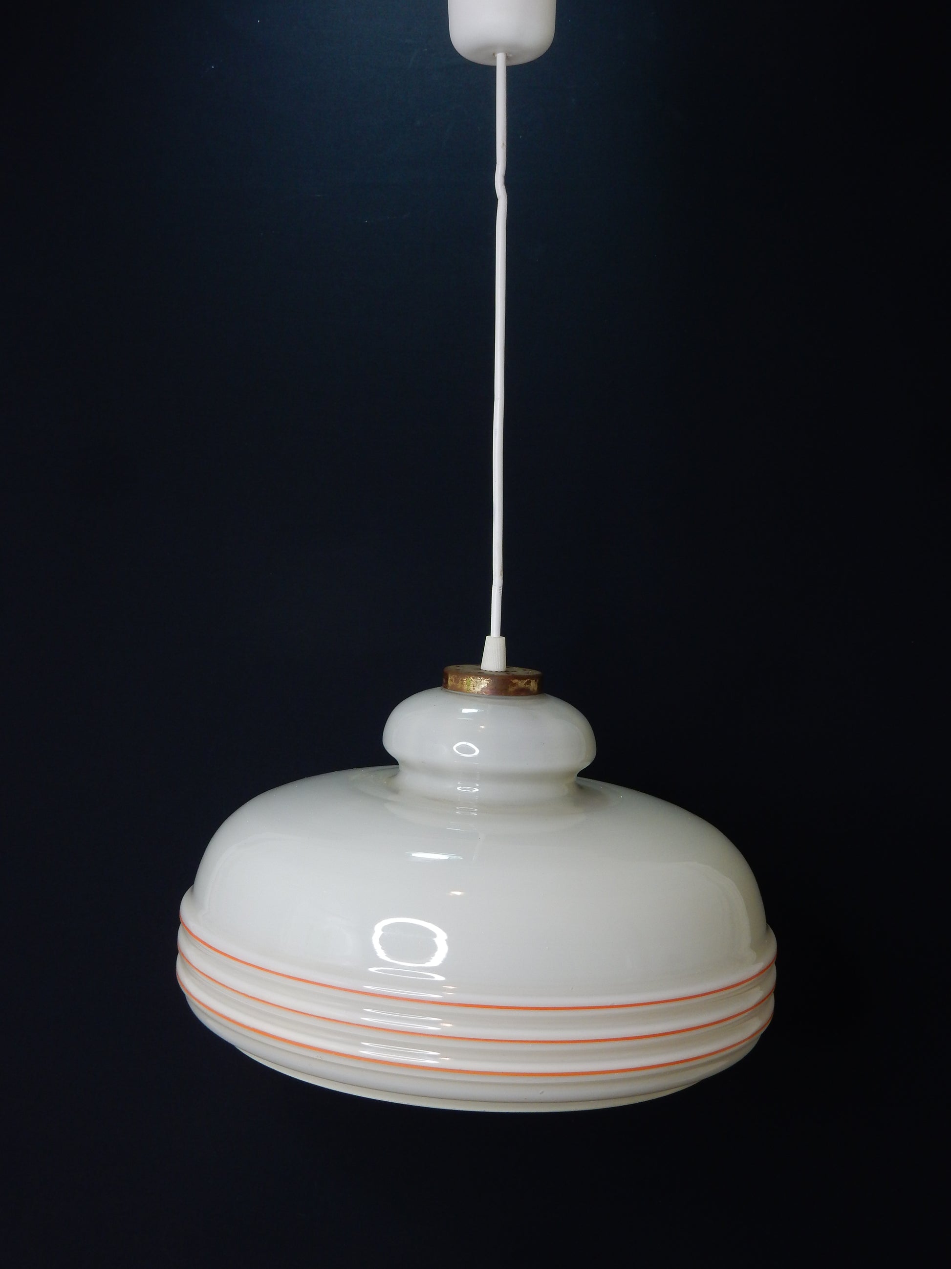 Mid-Century Pendelleuchte aus Milchglas mit dekorativen Streifen - Artikelbild von Fummel & Gedöns Secondhand-Store