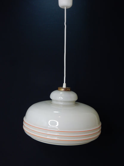 Mid-Century Pendelleuchte aus Milchglas mit dekorativen Streifen