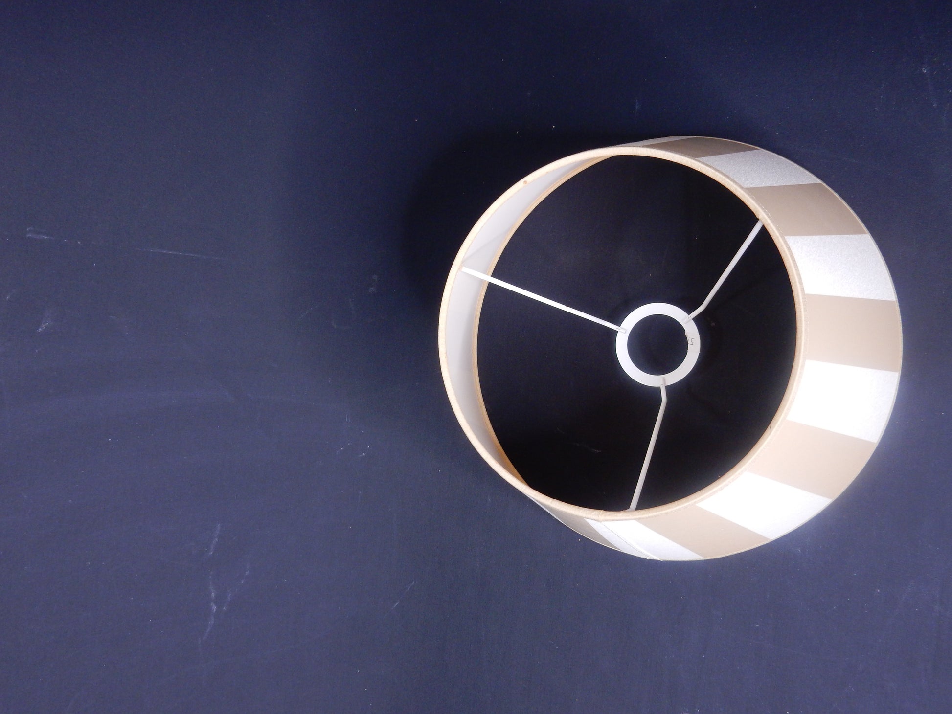 Lampenschirm rund für Tischlampe - E27 - gestreift - beige/weiß - Artikelbild von Fummel & Gedöns Secondhand-Store