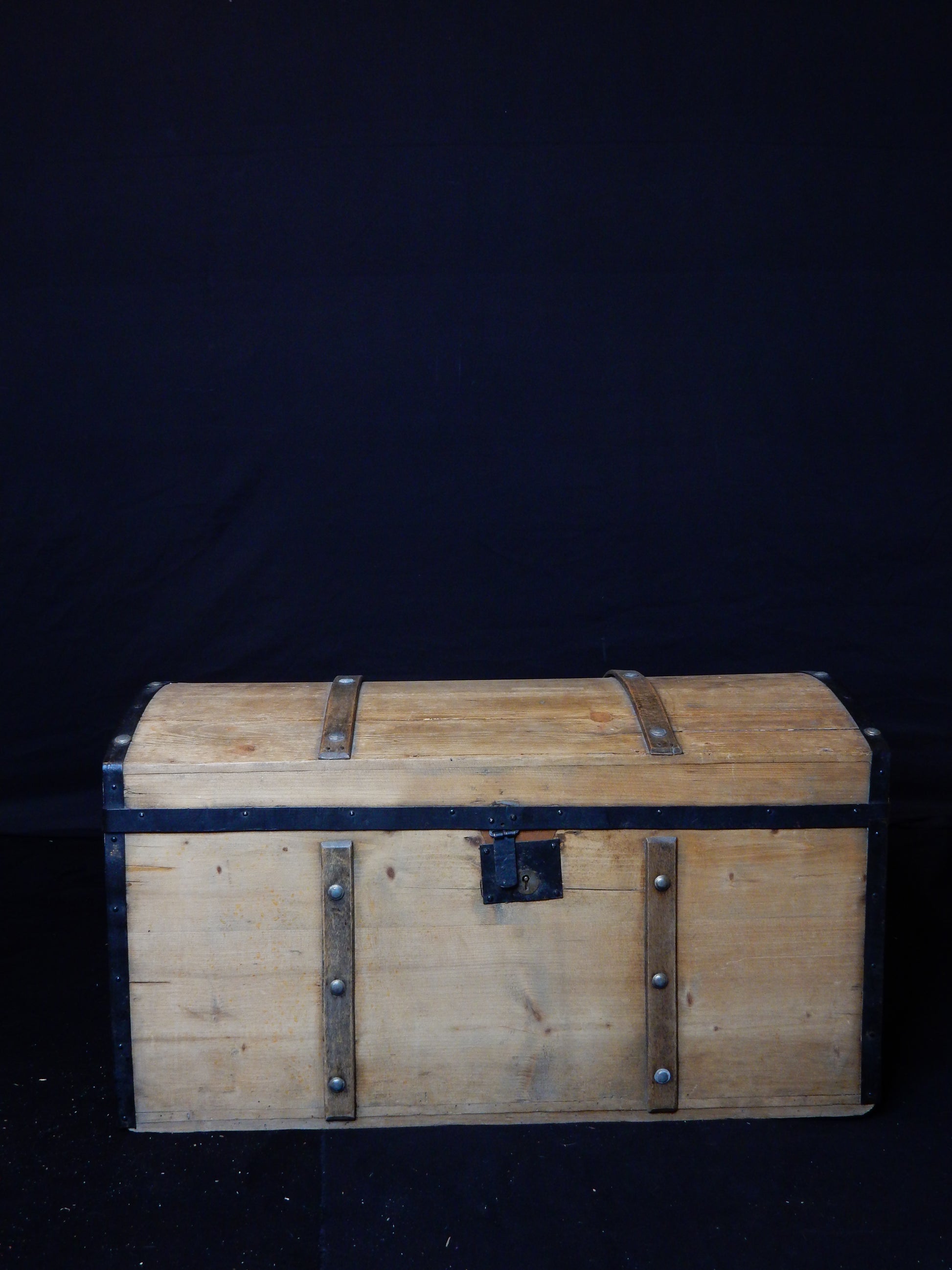 Vintage Holztruhe – Rustikale Kiste / Schatztruhe - Artikelbild von Fummel & Gedöns Secondhand-Store