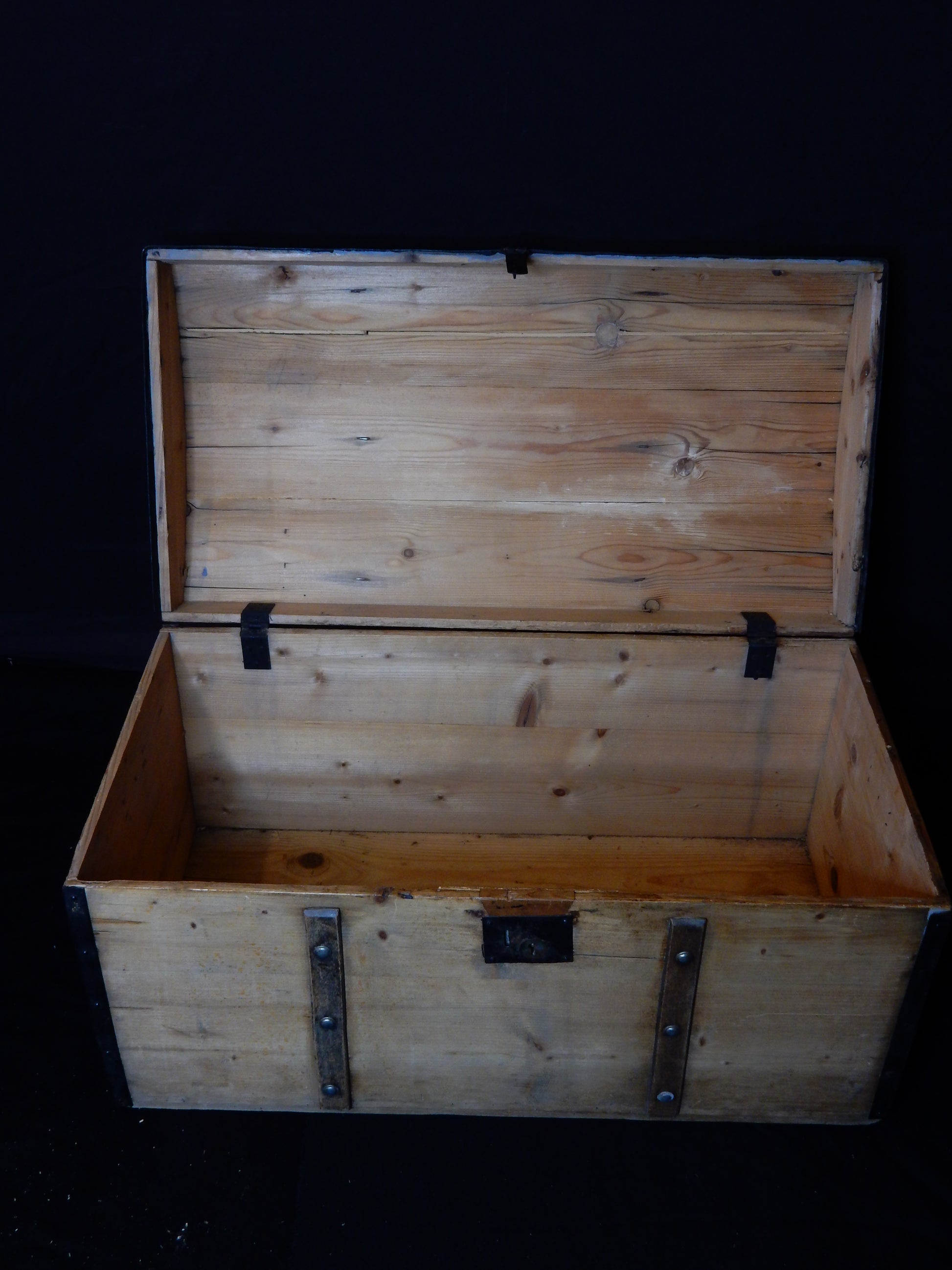 Vintage Holztruhe – Rustikale Kiste / Schatztruhe - Artikelbild von Fummel & Gedöns Secondhand-Store