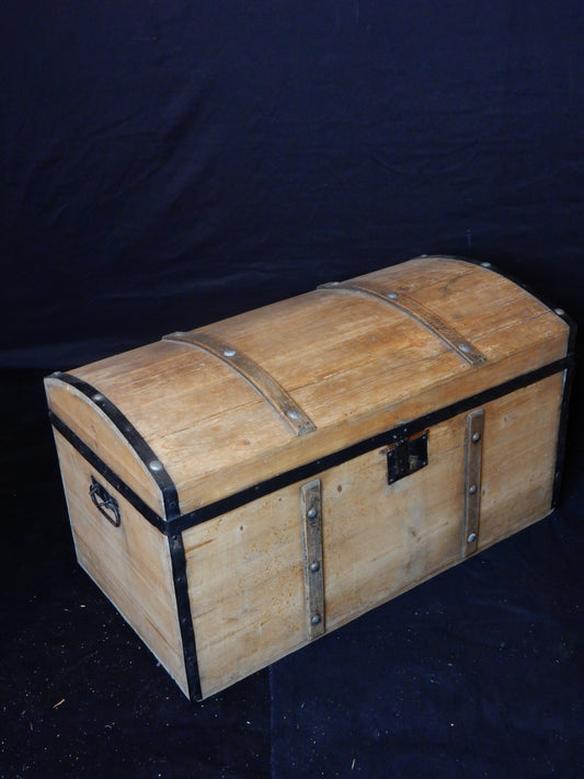 Vintage Holztruhe – Rustikale Kiste / Schatztruhe