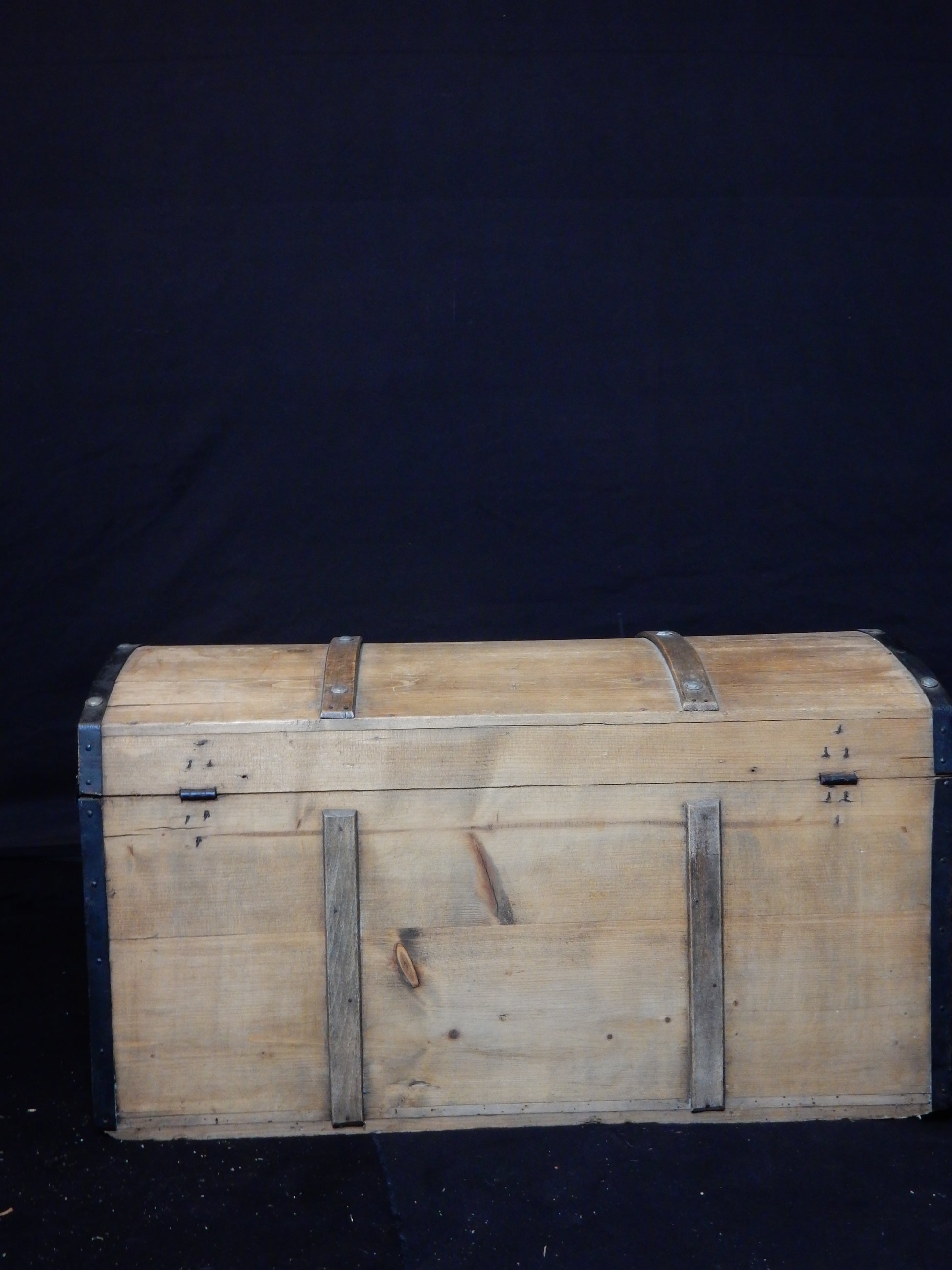 Vintage Holztruhe – Rustikale Kiste / Schatztruhe - Artikelbild von Fummel & Gedöns Secondhand-Store