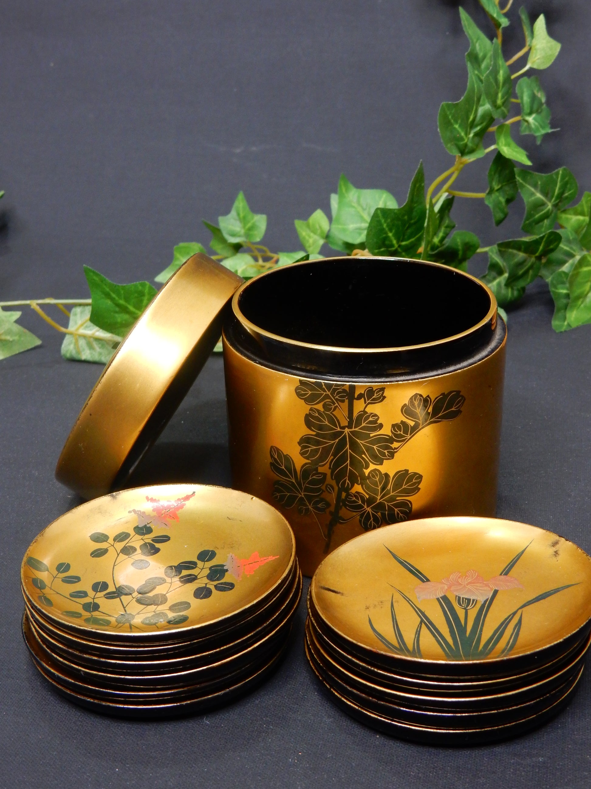 Japanisches Untersetzer-Set (10-teilig) - Golden Flower - Artikelbild von Fummel & Gedöns Secondhand-Store