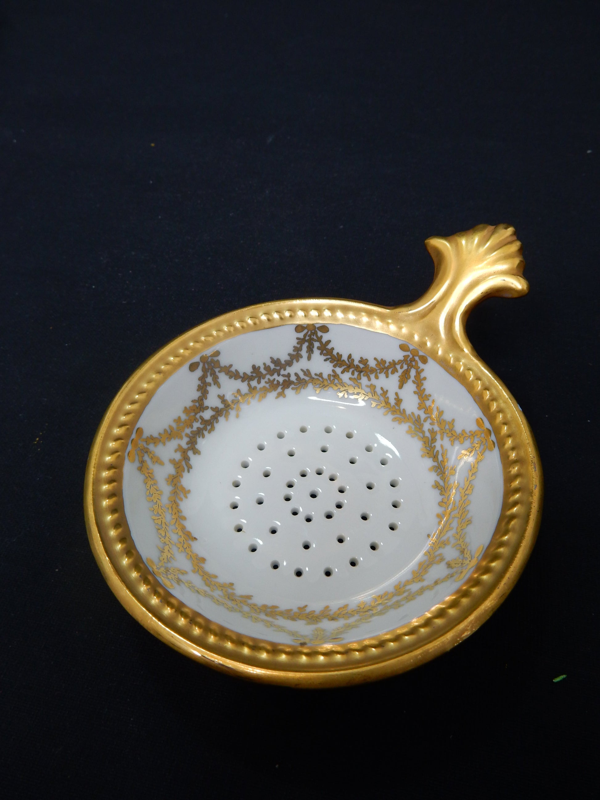 Handgemaltes Porzellan-Teesieb mit Golddekor - Artikelbild von Fummel & Gedöns Secondhand-Store