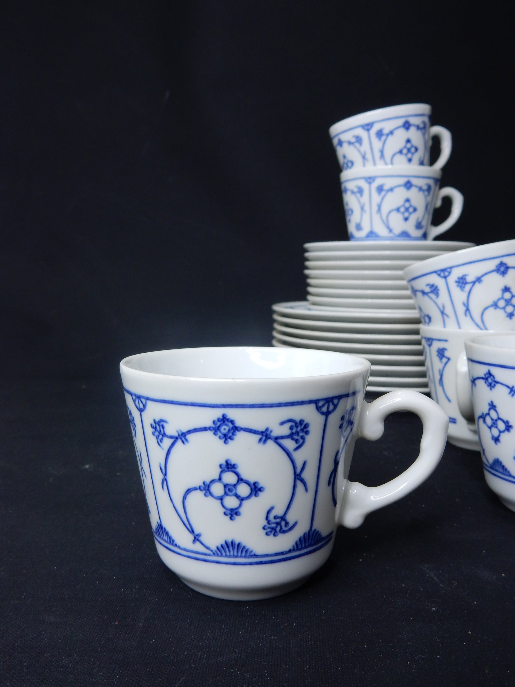 Kahla Blau Saks – Klassisches Porzellanservice (58-teilig) - Artikelbild von Fummel & Gedöns Secondhand-Store
