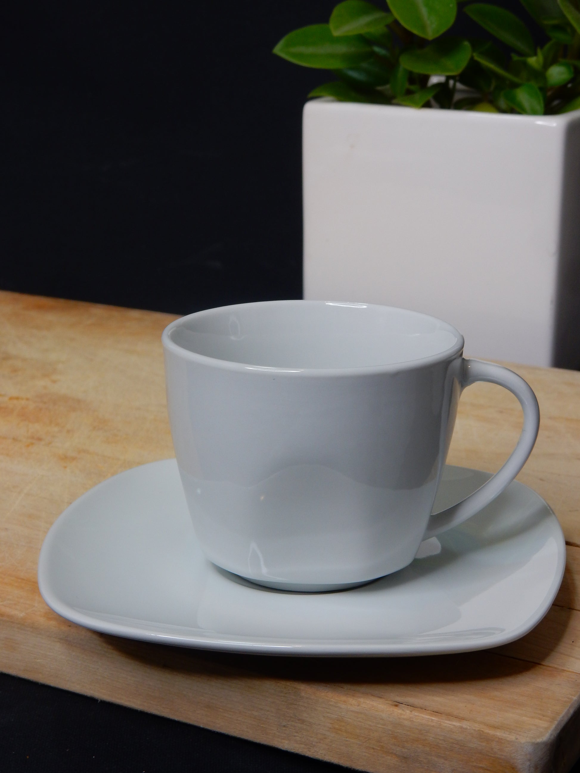 Tasse &amp; Untertasse weiß - Artikelbild von Fummel & Gedöns Secondhand-Store