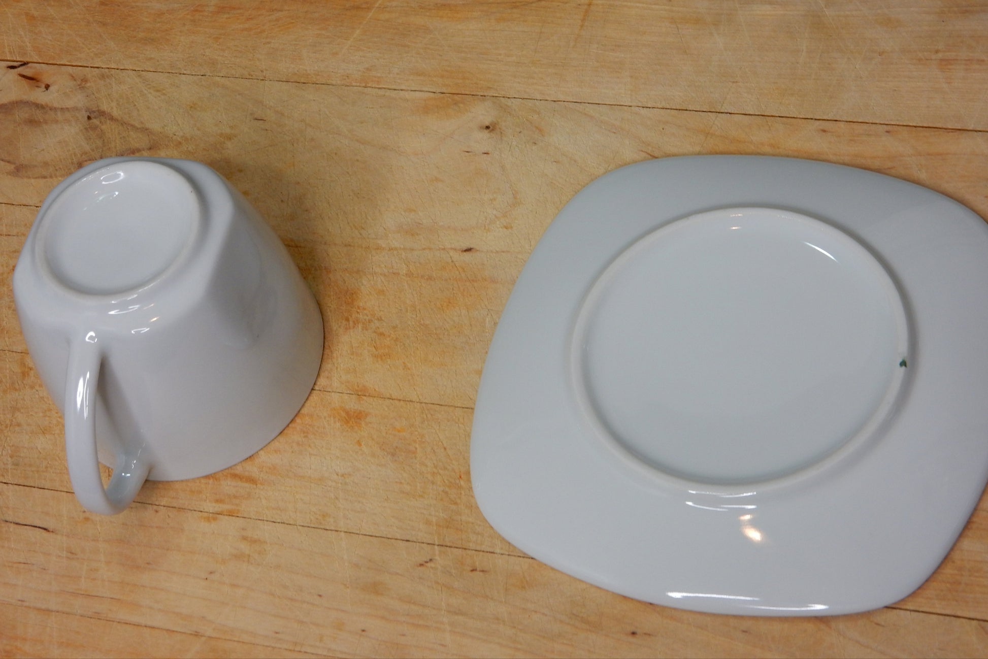 Tasse &amp; Untertasse weiß - Artikelbild von Fummel & Gedöns Secondhand-Store