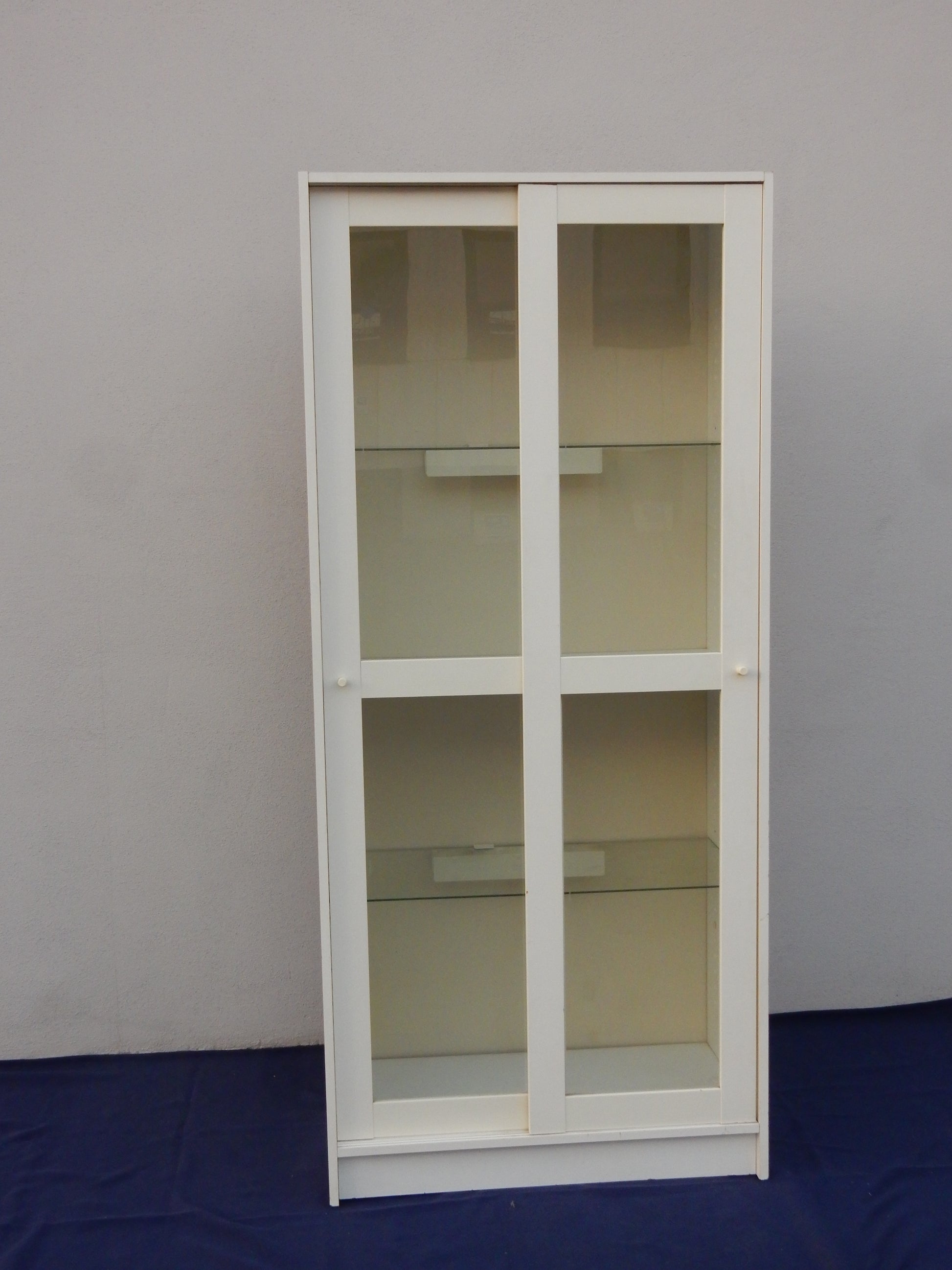 Weiße Holz-Vitrine mit Doppel-Schiebetüren - beleuchtet - 1,80m - Artikelbild von Fummel & Gedöns Secondhand-Store