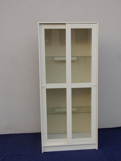 Weiße Holz-Vitrine mit Doppel-Schiebetüren - beleuchtet - 1,80m