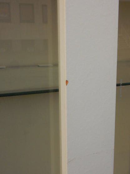Weiße Holz-Vitrine mit Doppel-Schiebetüren - beleuchtet - 1,80m