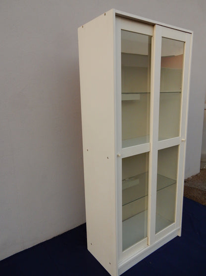 Weiße Holz-Vitrine mit Doppel-Schiebetüren - beleuchtet - 1,80m