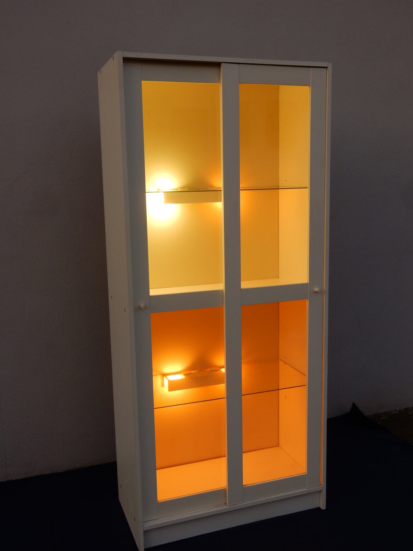 Weiße Holz-Vitrine mit Doppel-Schiebetüren - beleuchtet - 1,80m