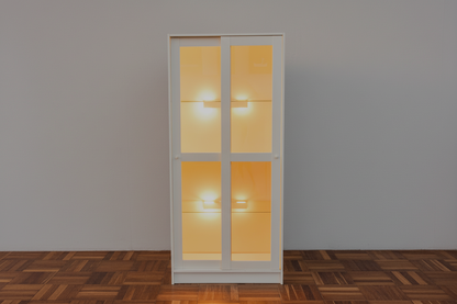Weiße Holz-Vitrine mit Doppel-Schiebetüren - beleuchtet - 1,80m